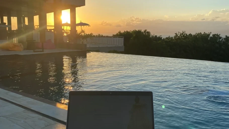 Laptop am Pool bei Sonnenuntergang – Arbeiten mit Aussicht während der Home-Office-Reise auf Bali
