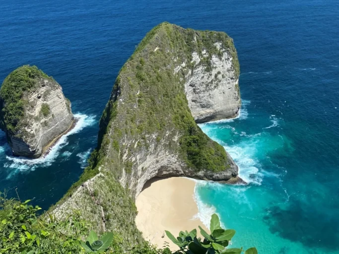 Der berühmte T-Rex-Felsen auf Nusa Penida mit türkisfarbenem Wasser – Highlight der Bali-Reise