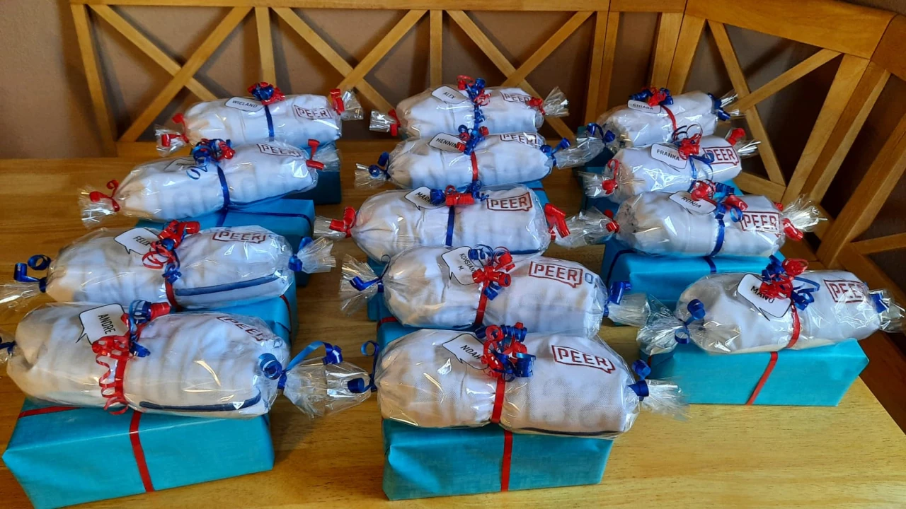 Geschenkpakete mit Peerox-Schleifen für die interne Feier zum Sächsischen Gründerpreis 2020.