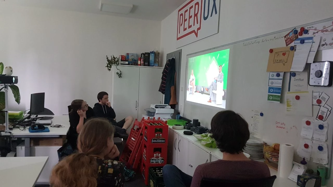 Peerox-Team verfolgt die digitale Verleihung des Sächsischen Gründerpreises 2020 gemeinsam im Büro.