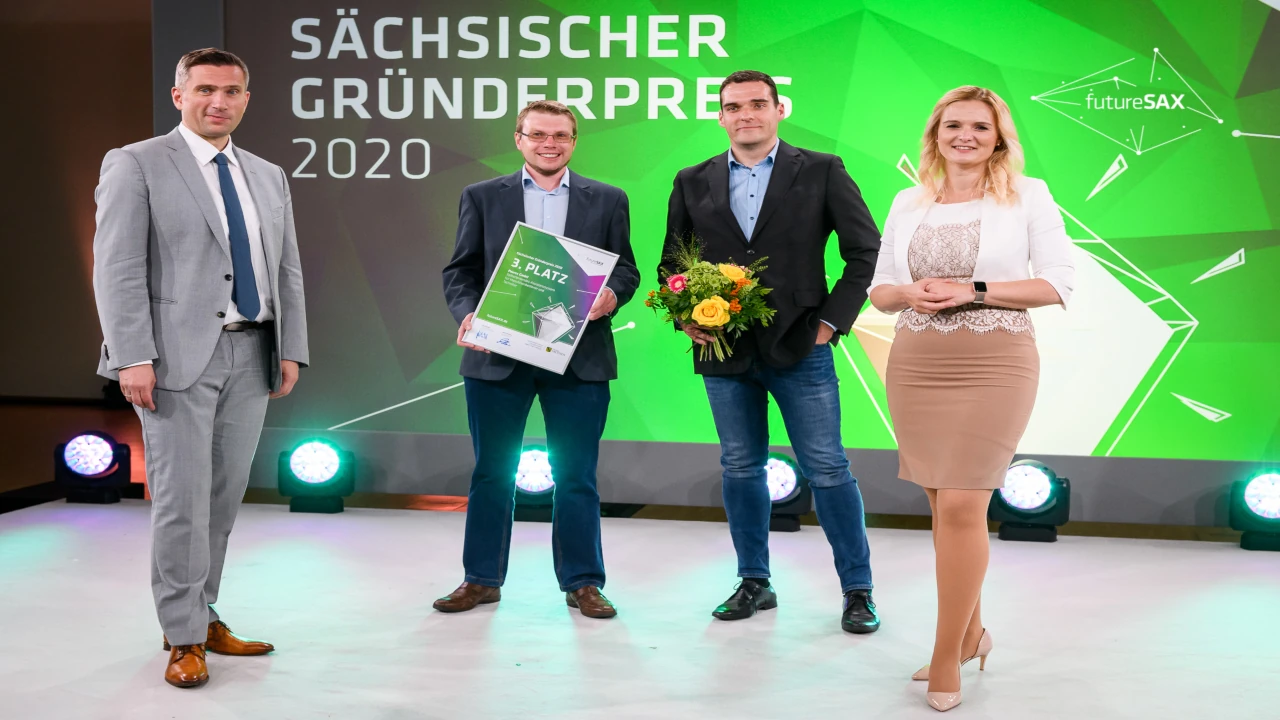 Markus Windisch und Andre Schult mit weiteren Preisträgern des Sächsischen Gründerpreises 2020 auf der Bühne bei der offiziellen Verleihung.
