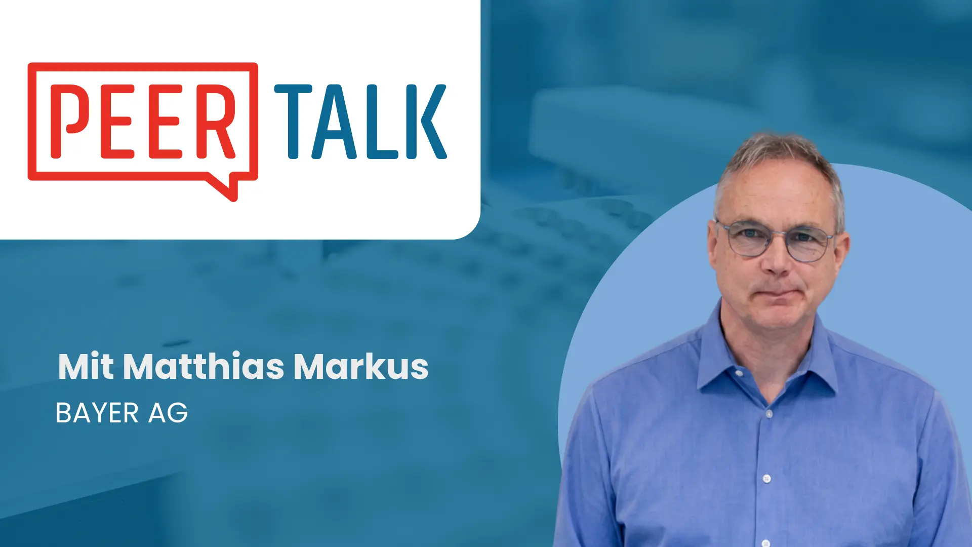 PeerTalk Titelbild: Porträt von Matthias Markus mit Brille und blauem Hemd vor einem hellblauen Kreis. Daneben der Text „Mit Matthias Markus, Bayer AG“.