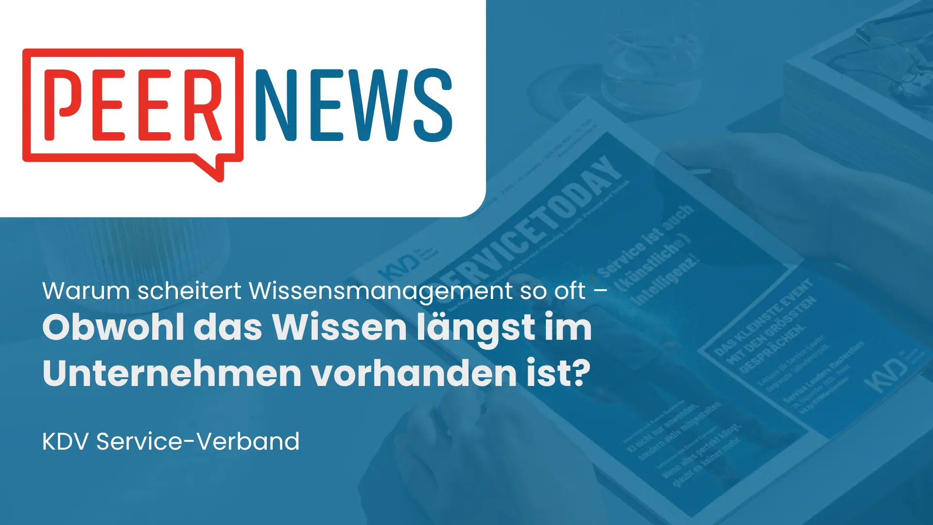 Zwei Exemplare des Fachmagazins ServiceToday vom KVD Service-Verband auf einem hellgrauen Kreis vor blauem Hintergrund, daneben das KVD-Logo